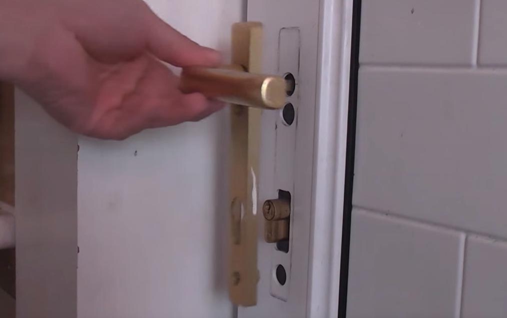Lỗi không khóa được cửa gỗ