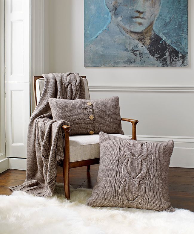 Trang trí phòng khách thêm xinh và ấm áp với gối tựa bằng len